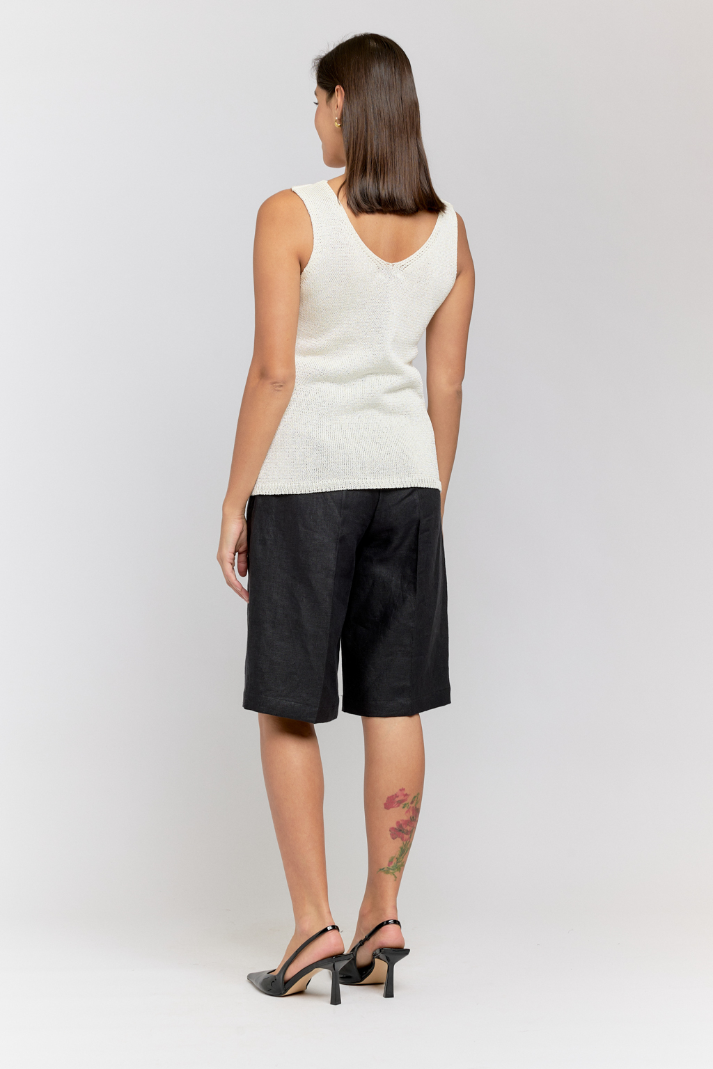 Майка с V-образным вырезом прямого силуэта.