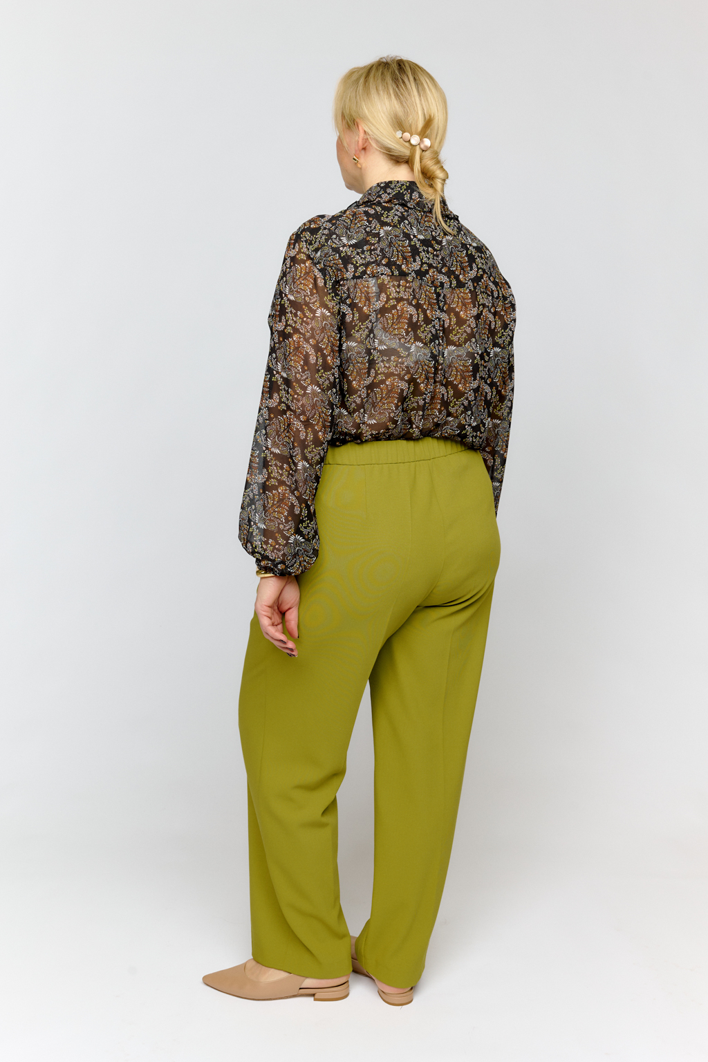 Брюки прямого силуэта слегка зауженные к низу с карманами по бокам. Пояс по спинке на резинке.