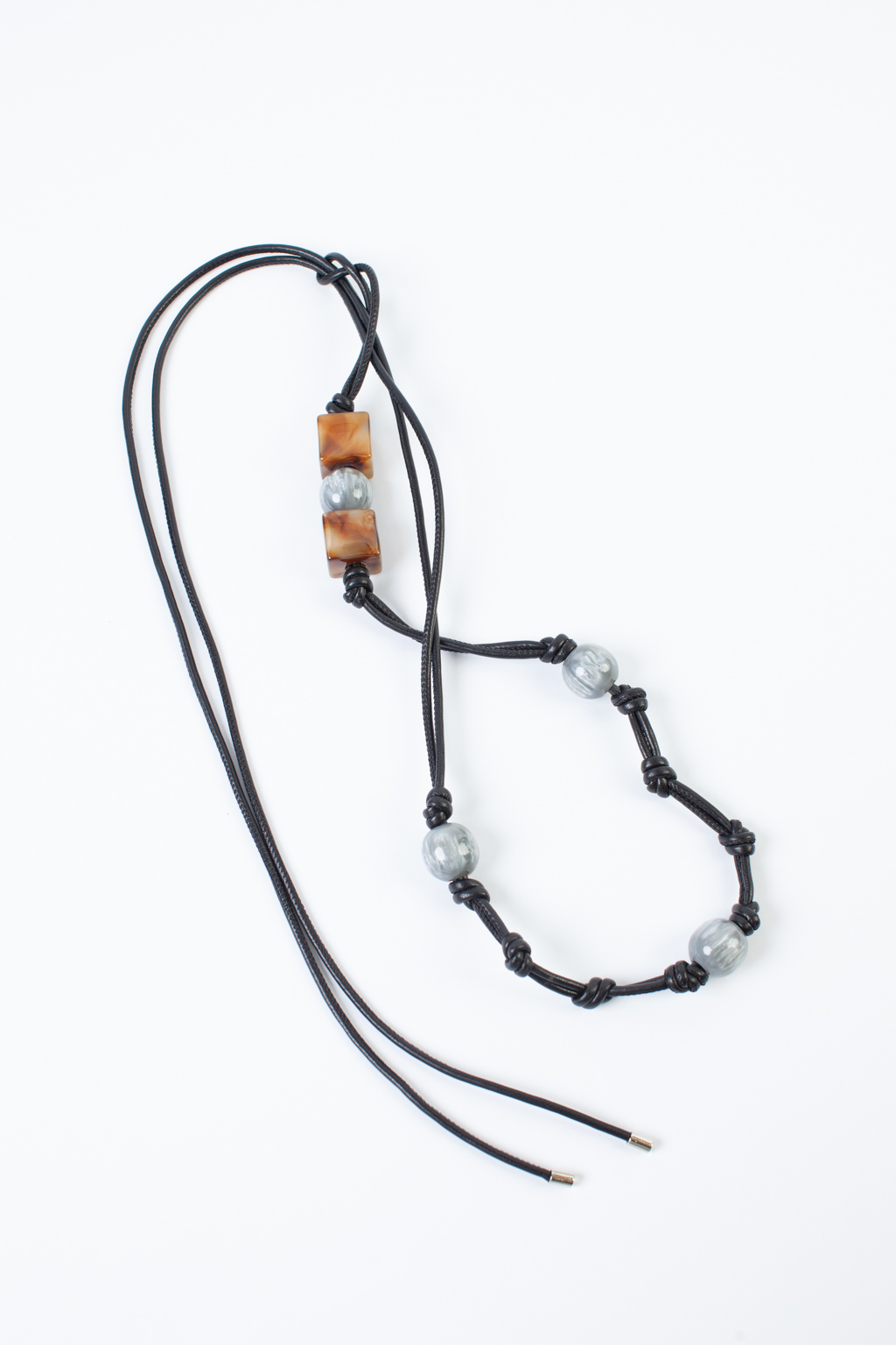 Дизайнерская интерпретация ремня шнура, дополненная акриловыми бусинами. Создаст стильный и неповторимый образ. Длина ремня 1,24 м.