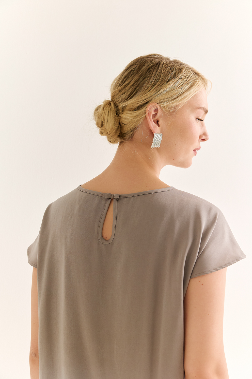 Блуза прямого силуэта с короткими рукавами