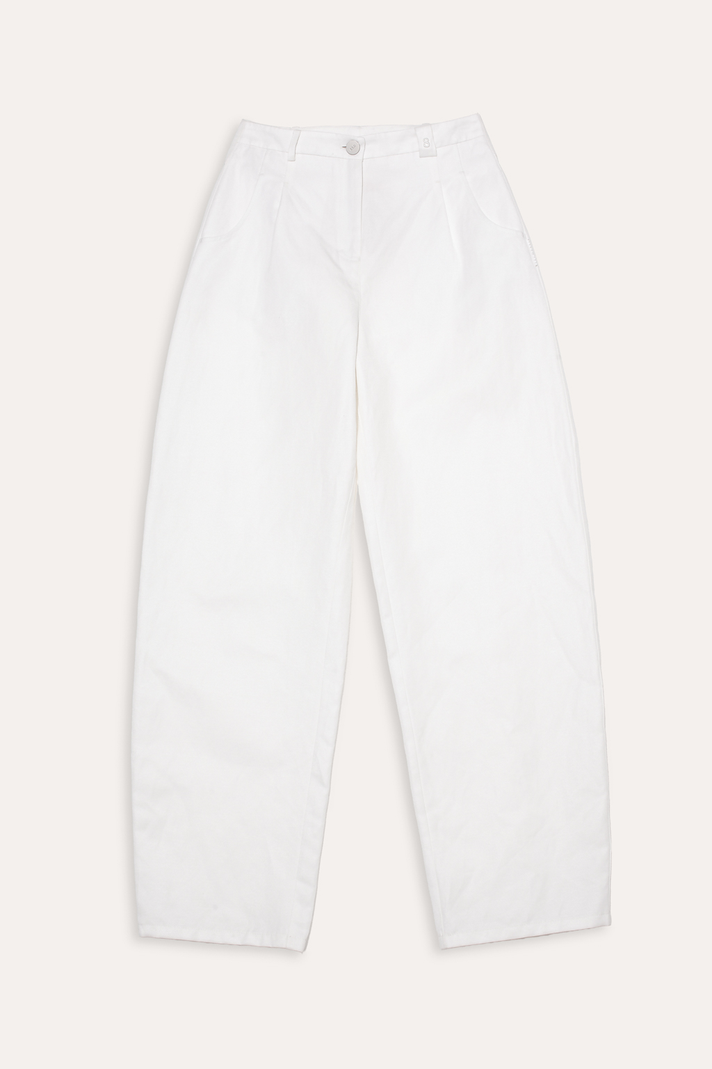 Джинсы свободного силуэта Barrel Leg – исключительное предложение этого сезона. Выполненные из хлопка и льна белого цвета, они расставляют безупречные акценты в образе, сочетая комфорт и стиль. Объемные в области бедер и чуть зауженные к низу.  Джинсы Barrel Leg с округлым силуэтом превосходно дополнят компактные трикотажные блузы, топы и льняные жакеты, создавая неповторимый образ. Одна из шлевок украшена изысканной 3D-вышивкой в виде литеры “S”-первой буквы названия бренда.