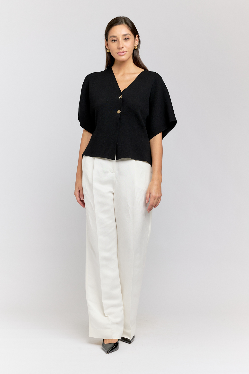 Кардиган свободного кроя с цельнокроенным рукавом на 2 пуговицах.