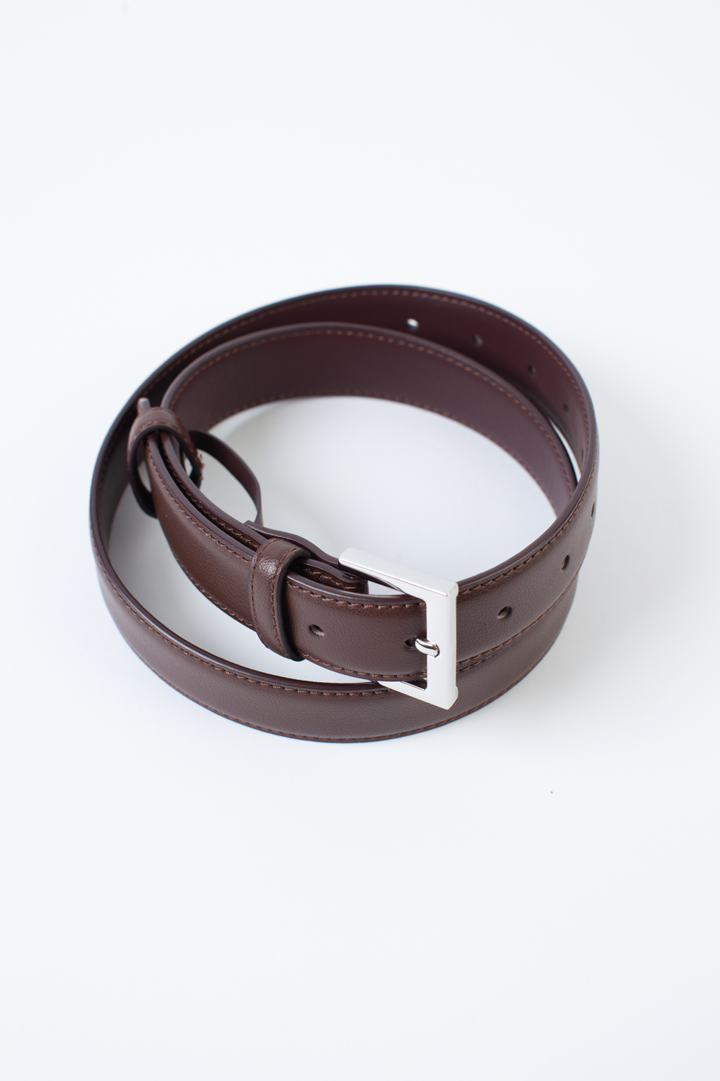 Ремень из натуральной кожи  с серебрянной пряжкой. Длина ремня 1,1 м, ширина 2,8 см.