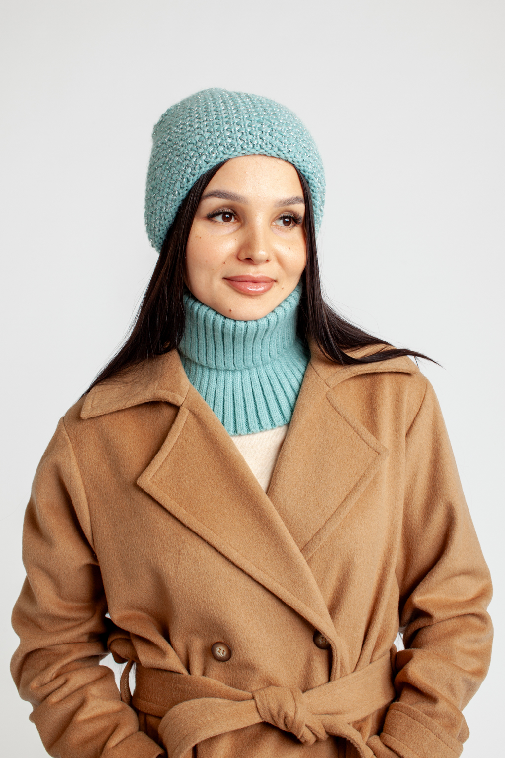 Шапка женская с люрексом. Теплый и стильный головной убор, выполненный из пряжи альпаки, с добавлением шерсти и акрила. Шапка является совершенным аксессуаром для утепления в осенний и зимний сезон.