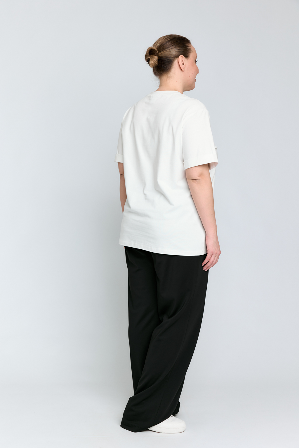 Футболка прямого силуэта с шелкографией по полочке.