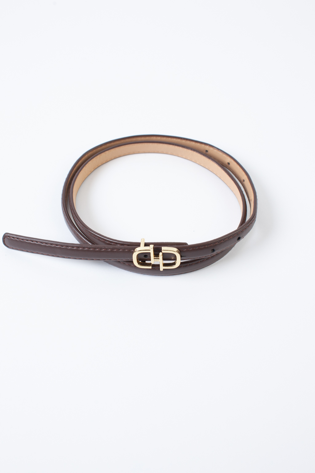 Ремень из экокожи темно-коричневого цвета. Длина ремня 1,1 м, ширина 1,4 см.