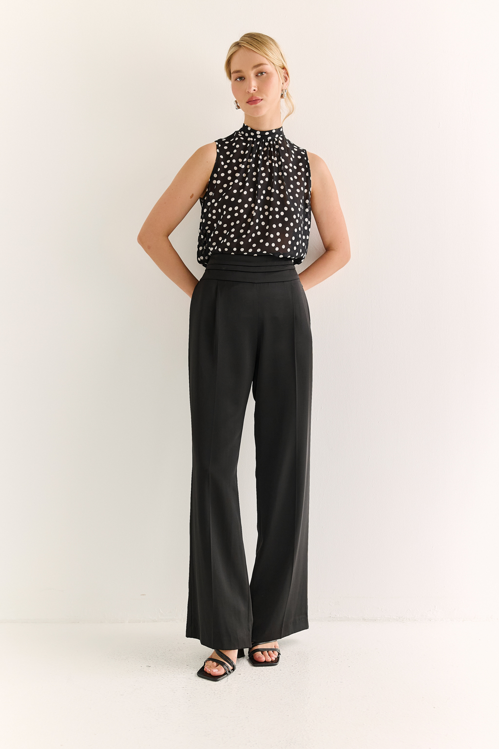 Брюки с боковой застёжкой: чистая линия и безупречная посадка

Эти брюки — воплощение утончённого минимализма. Высокая посадка подчёркивает талию, а скрытая боковая застёжка на молнию и пуговицы сохраняет идеальную гладкость передней линии, визуально вытягивая силуэт.

Прямой крой и плотная, хорошо держащая форму ткань создают стройный и элегантный образ. Широкий пояс анатомической формы обеспечивает комфортную посадку и подчёркивает женственность.

Идеальны в комплекте с жакетом или шелковой блузой, а также легко адаптируются под повседневный образ с базовой рубашкой или топом.
Брюки, которые подчеркивают вкус без лишних слов.