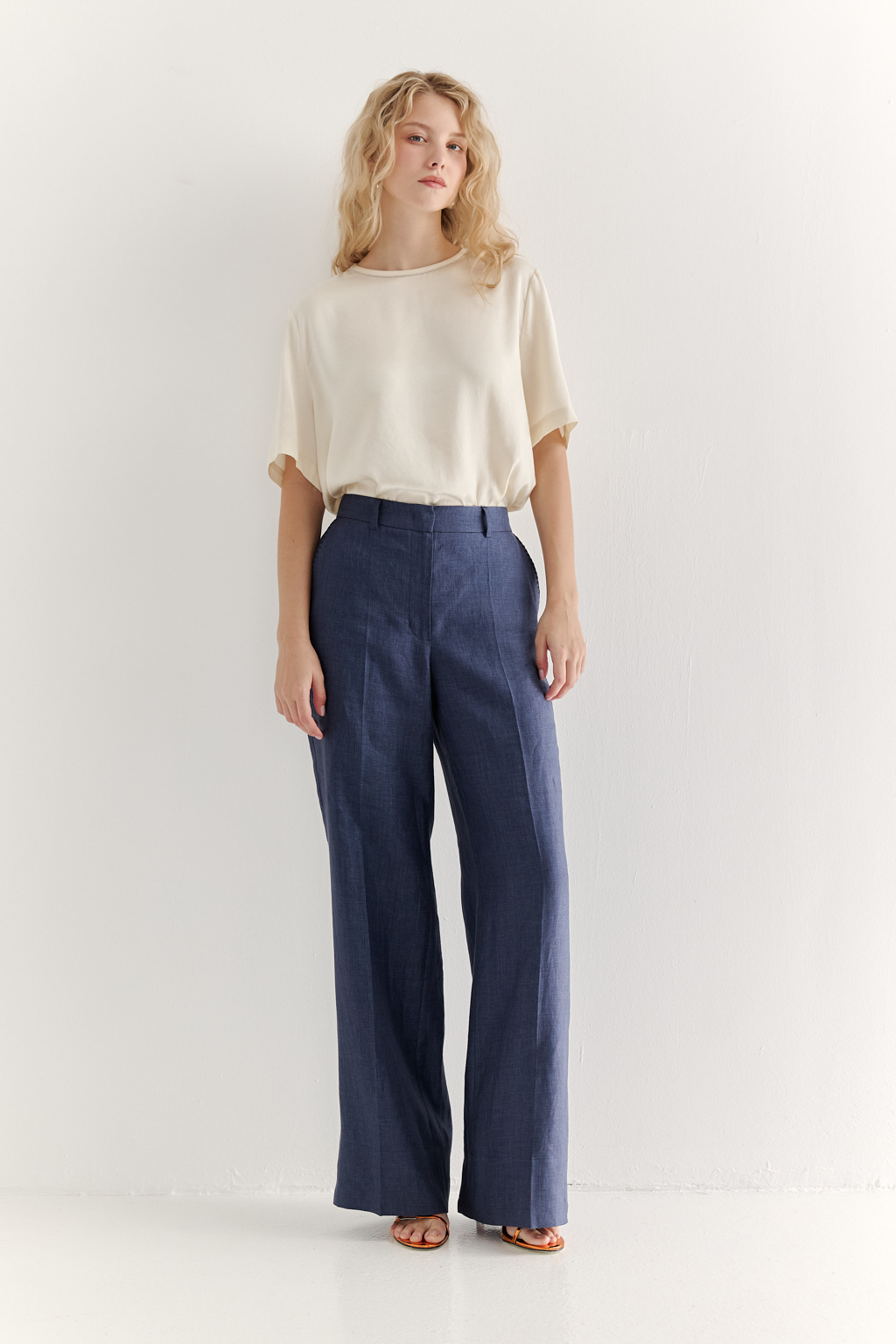 Эти брюки прямого силуэта созданы для абсолютного комфорта и расслабленной элегантности. Выполненные из ткани премиум-класса в шоколадном оттенке, они дарят невероятное ощущение мягкости и комфорта. Состав: стопроцентный лен с эффектом air wash. В дизайне этих брюк нашли отражение элементы мужского кроя: застёжка-гульфик, пояс со шлевками и удобные карманы. Входы в карманы отделаны с помощью декоративного петельного шва.  Широкая подгибка позволяет регулировать длину брюк посредством отворота-манжета, создавая элегантный акцент по низу. Брюки идеально дополнят городской look с льняным жакетом и трикотажем.