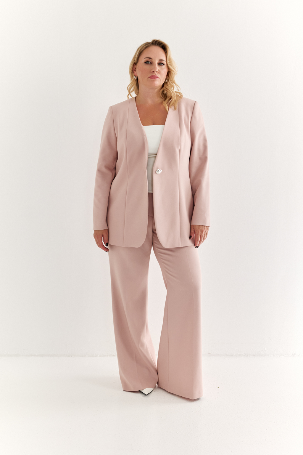 Жакет приталенного силуэта без лацкана, длины до середины бедра, на одной декоративной пуговице. Этот жакет идеально дополнит вечерний образ на любое мероприятие. Район придает мягкость  и пластичность, улучшает посадку. Терилен отвечает за прочность и долговечность ткани. Спандекс дарит легкую эластичность и комфорт при движении. Преимущества ткани: поверхность с легкой фактурой  выглядит благородно и современно. Ткань мягкая, приятная к телу. Благодаря своей конструкции и составу хорошо тянется и мягко облегает фигуру, подчеркивая ее достоинства и обеспечивает комфорт при повседневной носке.