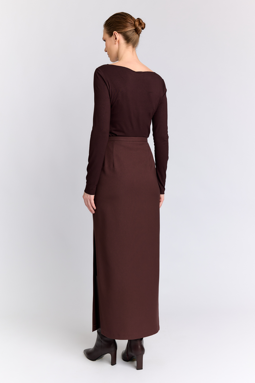 Юбка макси с разрезом в диагональную выработку в цвете бургунди