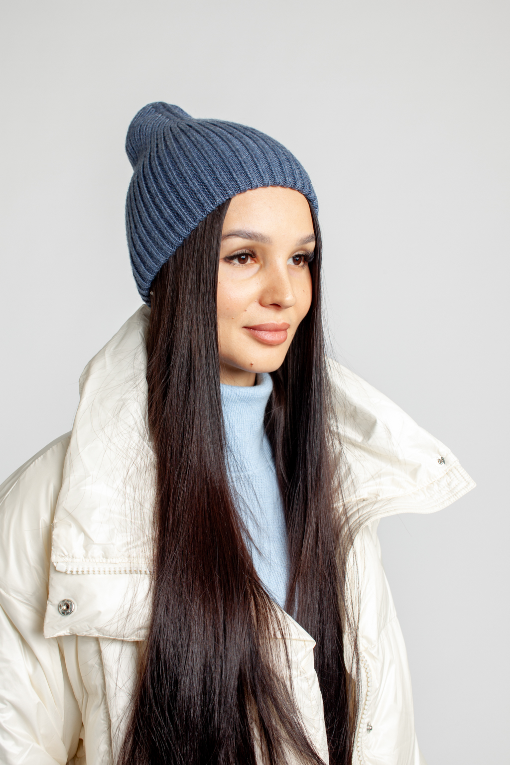 Шапка женская без отворота. Теплый и стильный головной убор для утепления в осенний и зимний сезон.