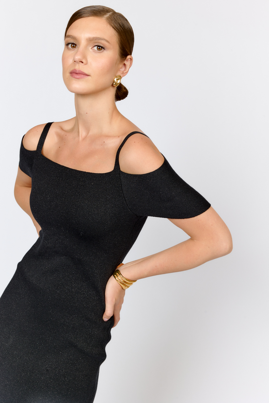 Платье прилегающего силуэта с открытыми плечами, на бретелях и с пелериной. Длина миди. Элегантное платье, подчеркивающее фигуру, с красиво оформленной линией плеч создает современный вечерний образ, в котором вы будете чувствовать себя комфортно. Пряжа сохраняет тепло и комфорт, мягкая и приятная на ощупь, глубокий черный цвет создают премиальный вид.