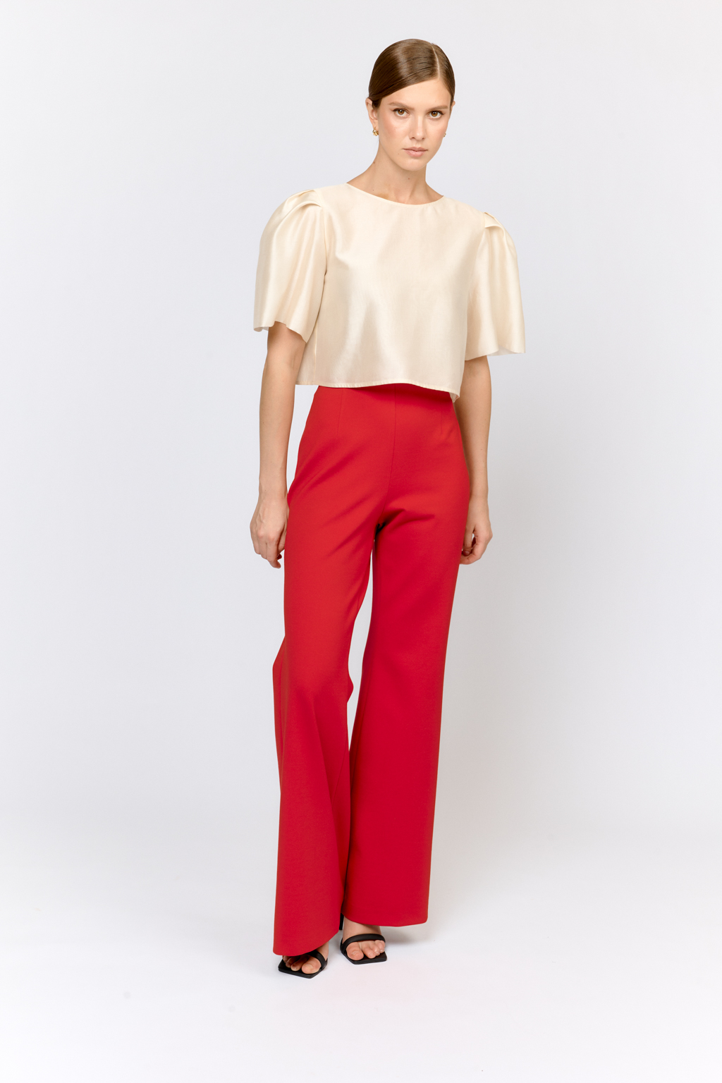 Брюки полуприлегающего силуэта с цельнокроеным поясом прямого кроя. Выполнены из плотной трикотажной ткани с высокой эластичностью с содержанием вискозы. Вискоза делает ткань приятной к телу, обеспечивает воздухопроницаемость и пластичность. Нейлон  обеспечивает  износостойкость и стабильность насыщенного цвета.  Преимущества ткани: ткань хорошо держит форму, мягко облегая фигуру.  Не сминается, не требует особого ухода.   Позволяет коже "дышать".