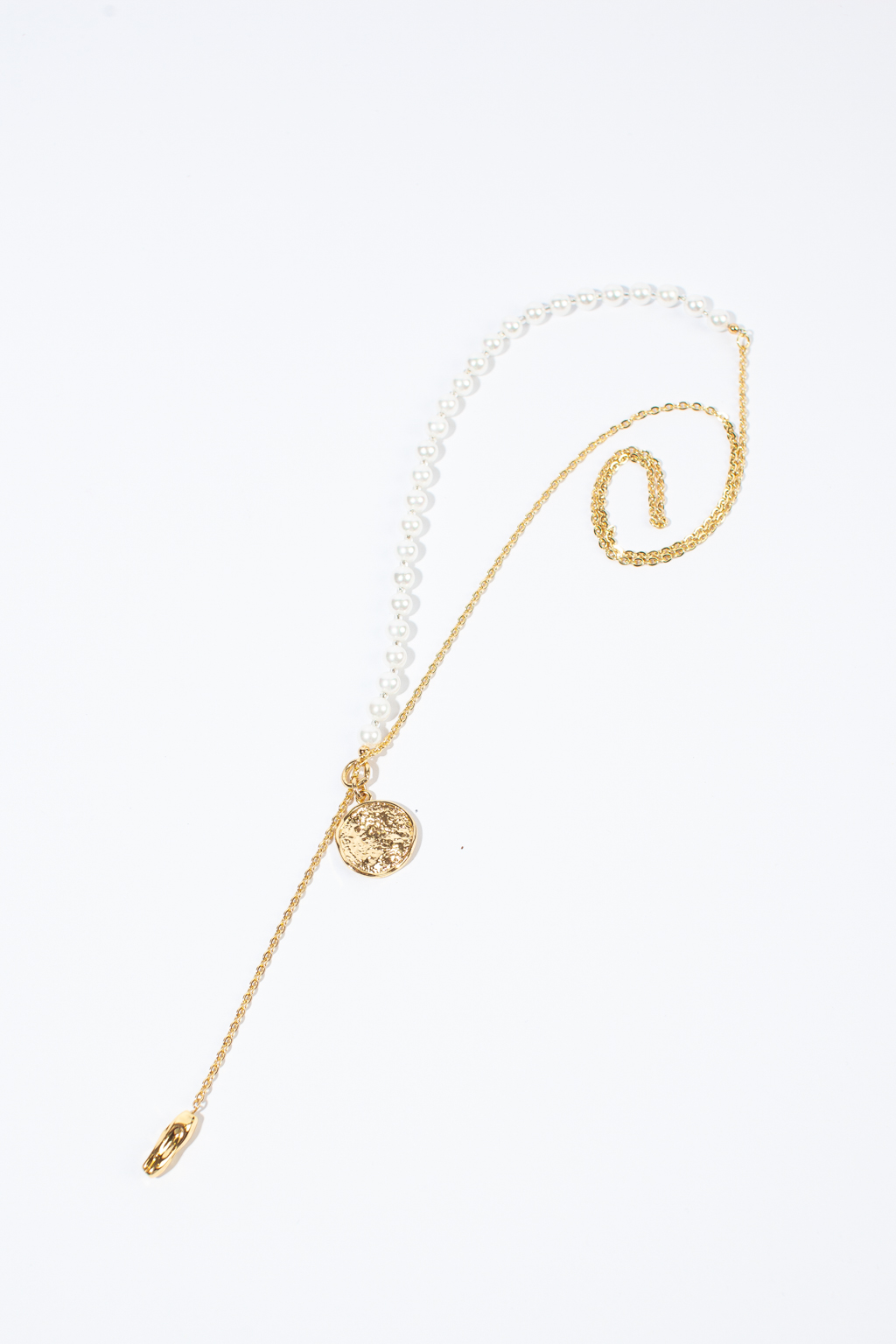 Элегантное колье из коллекции "Выход в свет" предлагает современное прочтение классики. Длинная нить из майорки базового белого цвета дополнена подвеской из гипоаллергенного металла. Кулон также выполен из гипоаллергенного сплава со стойким гальваническим покрытием золотом.