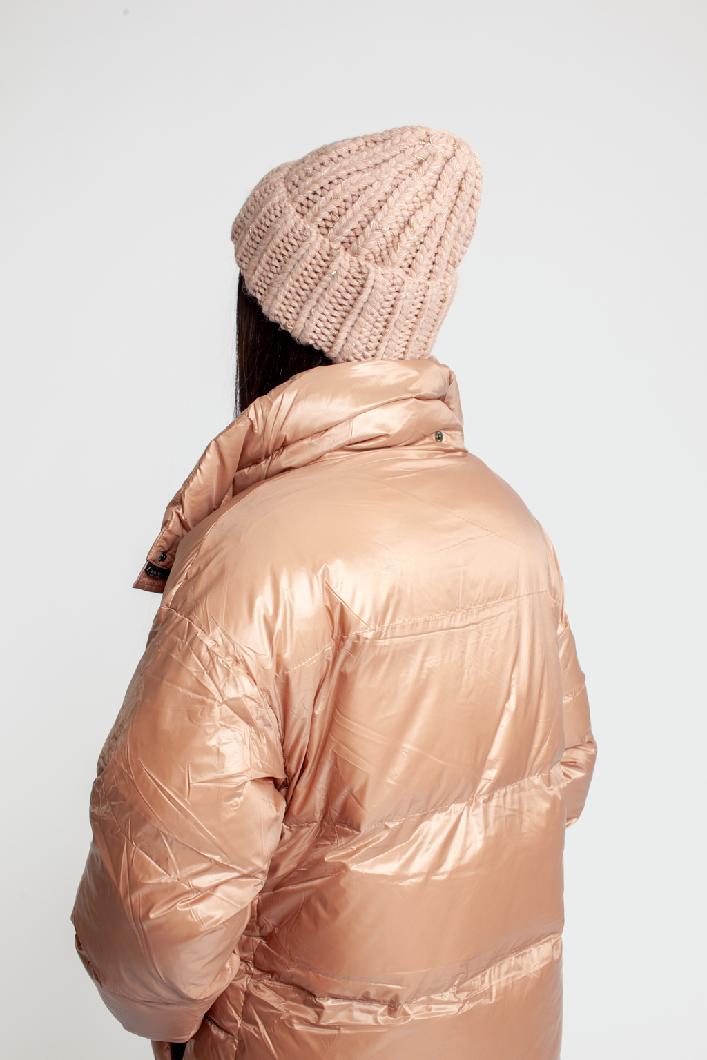 Шапка женская крупной вязки с отворотом.