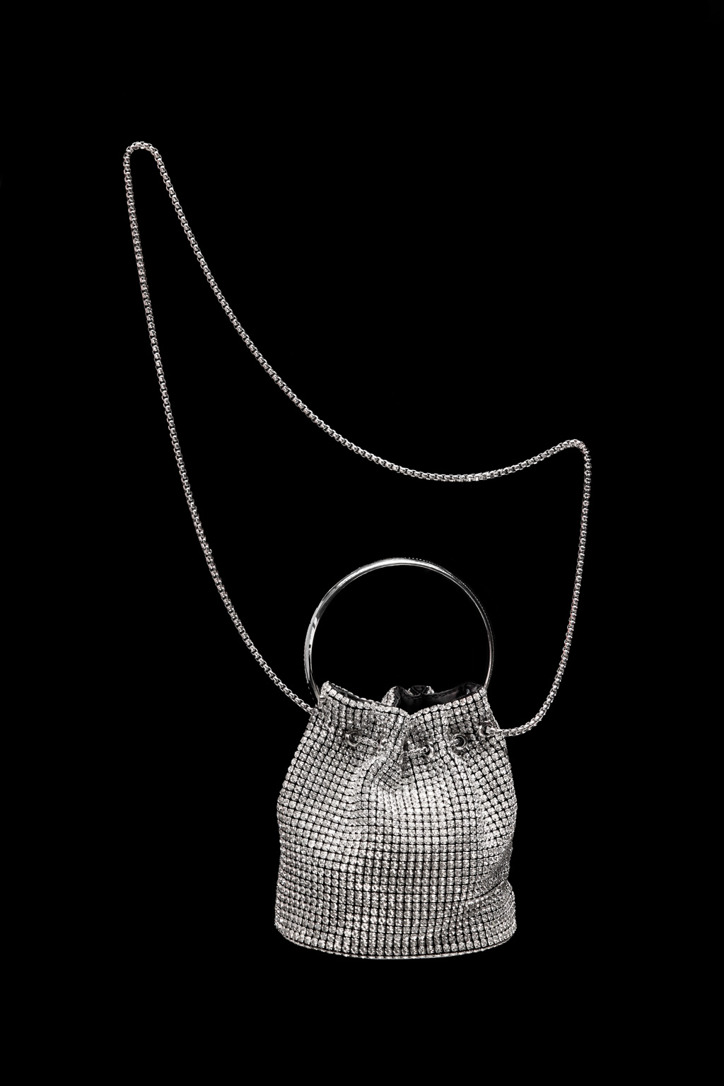 Сумка женская через плечо кросс боди выполнена из текстурной ткани и расшита сеточкой из блестящих камней-страз. Обладает высоким качеством фиксирования страз. Сумка в форме мешочка выделит Вас из толпы и притянет взгляды окружающих. Это идеальный аксессуар для создания изысканного образа. Элегантный дизайн сумки дополняет высококачественная фурнитура из прочных, долговечных материалов. Для удобства есть длинная, плечевая цепочка. Размеры сумки 16*17*11,5 см