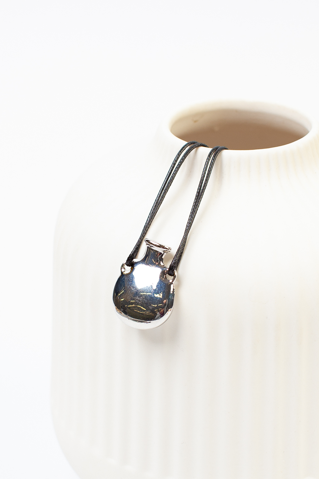 Кулон на подвеске из гипоаллергенного металла, станет изысканным акцентом в вашем образе. Шнурок регулируется по длине, что позволяет легко комбинировать его с другими украшениями или аксессуарами.