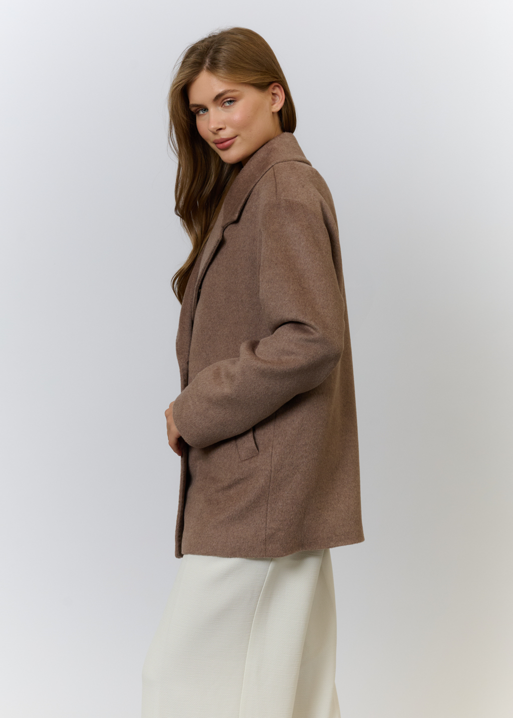 Полупальто двубортное с английским воротником прямого силуэта длиной ниже бедер.