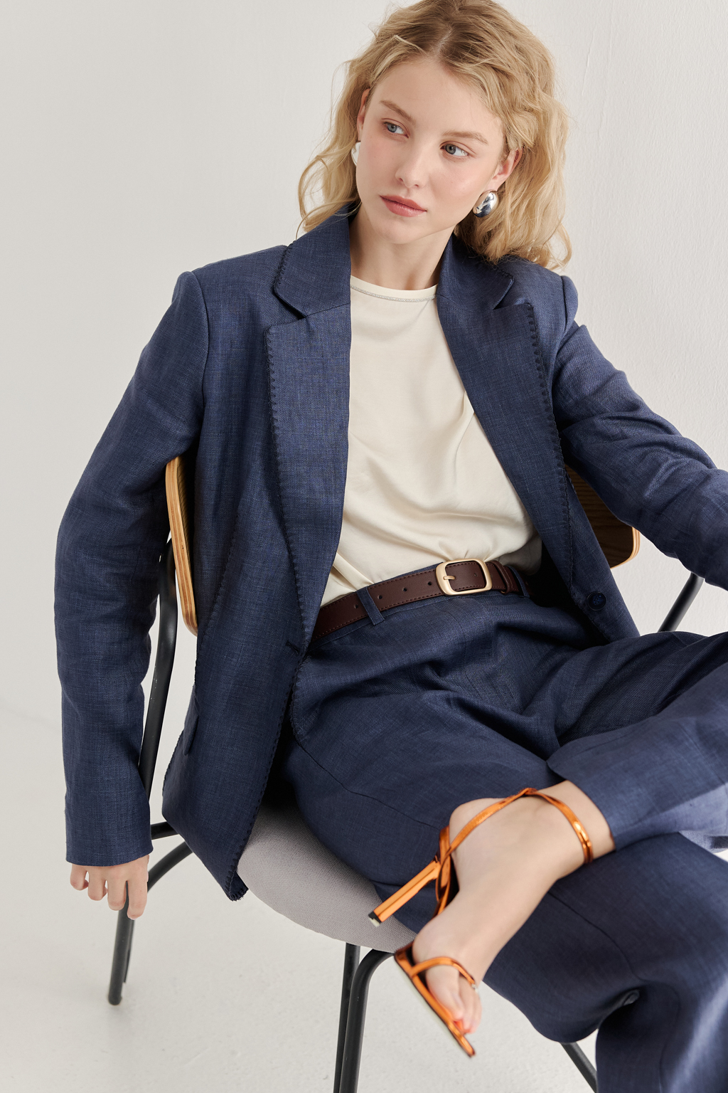 Эти брюки прямого силуэта созданы для абсолютного комфорта и расслабленной элегантности. Выполненные из ткани премиум-класса в шоколадном оттенке, они дарят невероятное ощущение мягкости и комфорта. Состав: стопроцентный лен с эффектом air wash. В дизайне этих брюк нашли отражение элементы мужского кроя: застёжка-гульфик, пояс со шлевками и удобные карманы. Входы в карманы отделаны с помощью декоративного петельного шва.  Широкая подгибка позволяет регулировать длину брюк посредством отворота-манжета, создавая элегантный акцент по низу. Брюки идеально дополнят городской look с льняным жакетом и трикотажем.