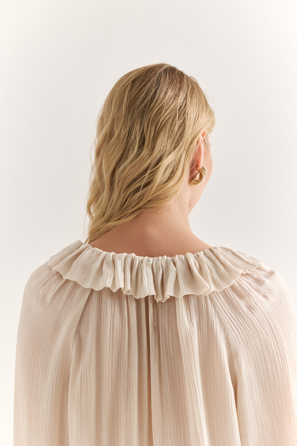 Блуза из 100% шёлка: воздушная элегантность с характером. Эта блуза создана из натурального шёлка — благородной ткани, которая буквально скользит по коже и придаёт образу утончённость. Объёмные рукава с  завязками создают лёгкий силуэт, а мягкая рюша по линии горловины добавляет динамики и изящества. Прямой крой обеспечивает комфорт и универсальность: блуза легко адаптируется под офисный стиль, романтичные образы или вечерние выходы. Носите с классическими брюками, юбками или джинсами — она всегда выглядит достойно. Чистый шёлк. Чистая элегантность.