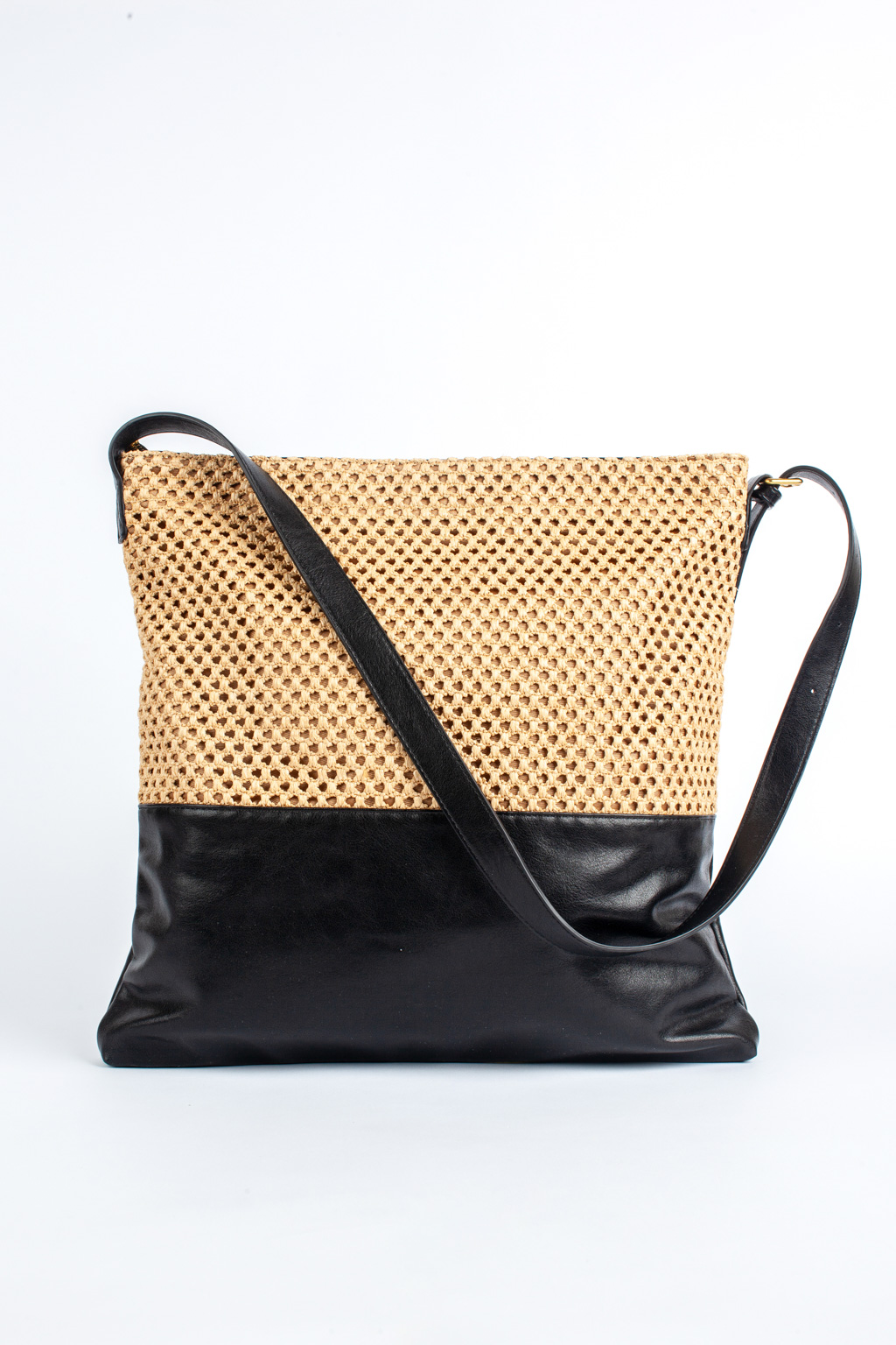 Сумка из экокожи и текстиля станет идеальным решением на каждый день. Универсальная сумка закрывается на молнию и имеет регулируемую ручку-ремешок. Размеры 36*10*38 см