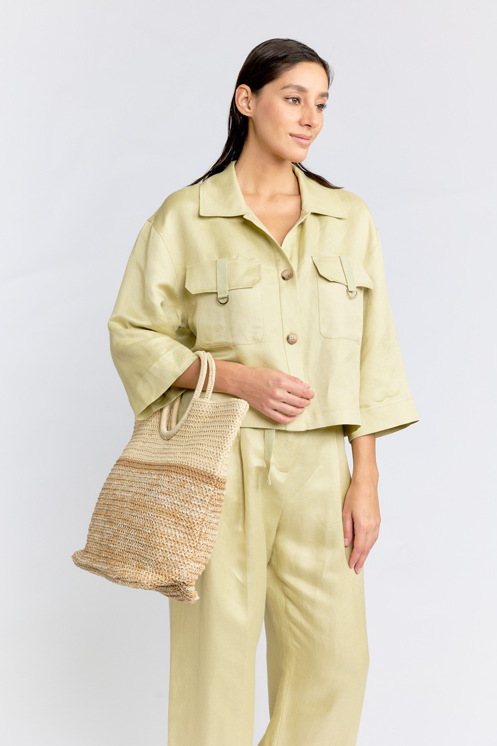 Плетеная сумка из качественной целлюлозы создана для настоящих ценительниц стиля и практичности. Нежная бежево-коричневая расцветка напоминает о легкости пляжной атмосферы. Вместительного размера сумка имеет внутренний кармашек, тканевый подклад и закрывается на кнопку. Круглая ручка обеспечивает комфортное ношение в руке, на запястье или логтевом сгибе. Размеры 30*22*37 см