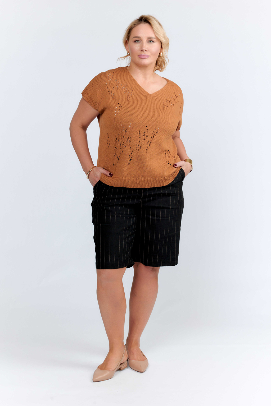 Джемпер без рукавов свободного кроя с V-образным вырезом.