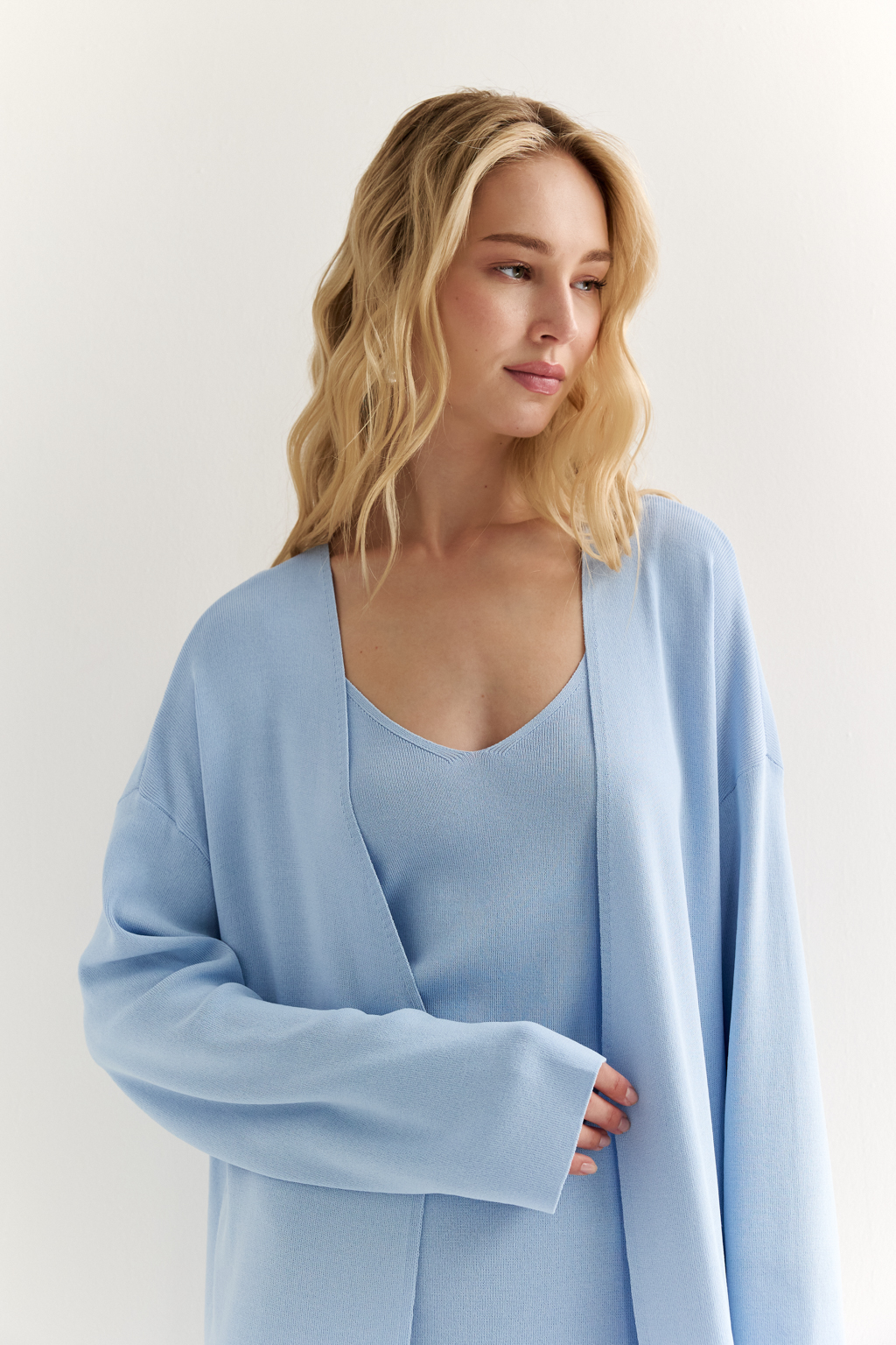 Кардиган длиной миди прямого силуэта с V-образным вырезом.