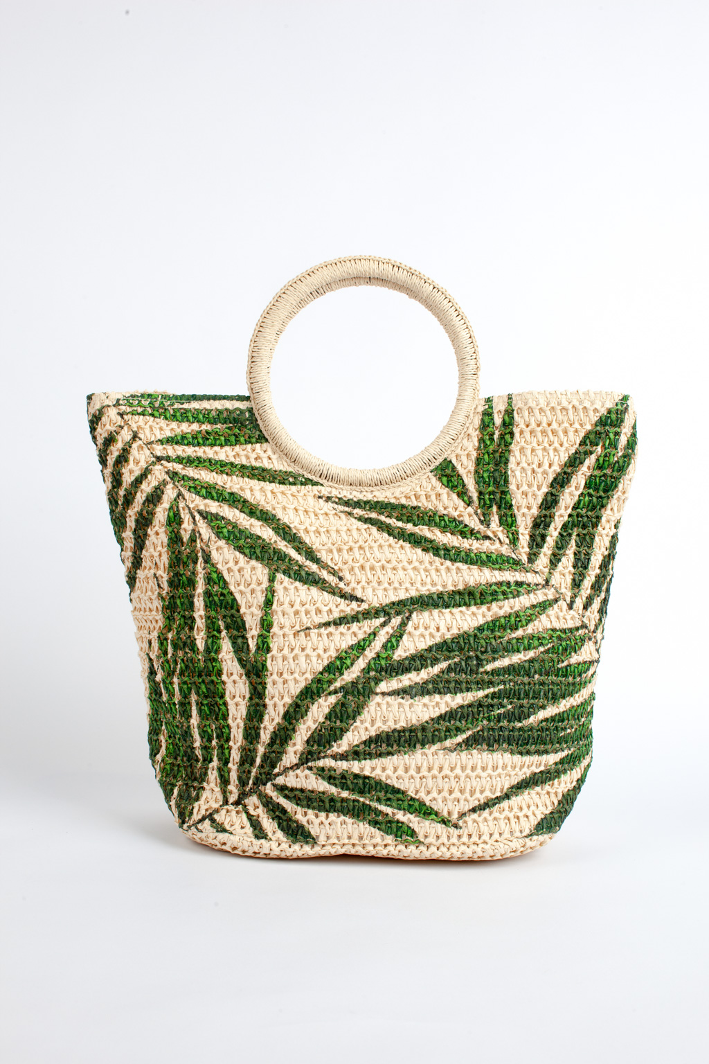 Плетеная сумка из качественной целлюлозы создана для настоящих ценительниц стиля и практичности. Яркий летний принт с листьями на светлом фоне напоминает о бохо стиле и легкости пляжной атмосферы. Вместительного размера сумка имеет внутренний кармашек, тканевый подклад и закрывается на кнопку. Круглая ручка обеспечивает комфортное ношение в руке, на запястье или логтевом сгибе. Размеры 30*22*37 см