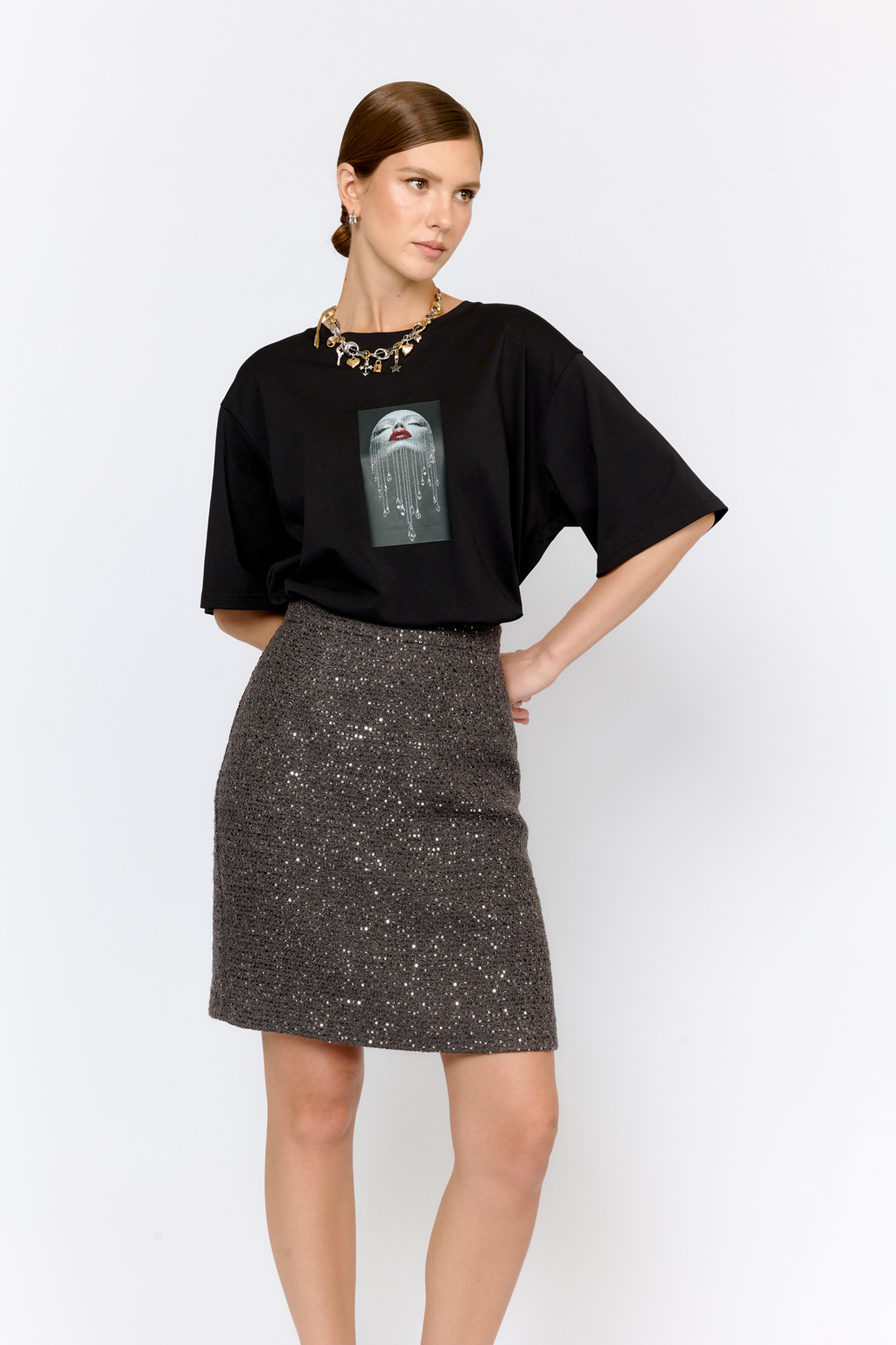 Прямая футболка в черном цвете с принтом "Diаmonds". Мягкий трикотаж из натуральной ткани и комфортный крой создают идеальный баланс между стилем и удобством.