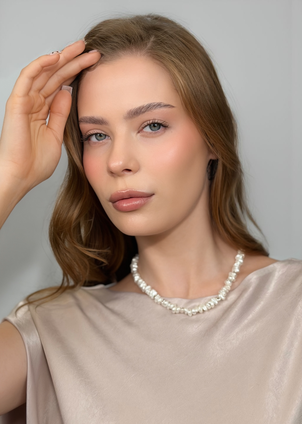 Лаконичное базовое колье из высококачественной белой майорки идеально дополнит образ. Длина колье 39-46 см. Фурнитура выполнена из гипоаллергенного сплава со стойким гальваническим покрытием.