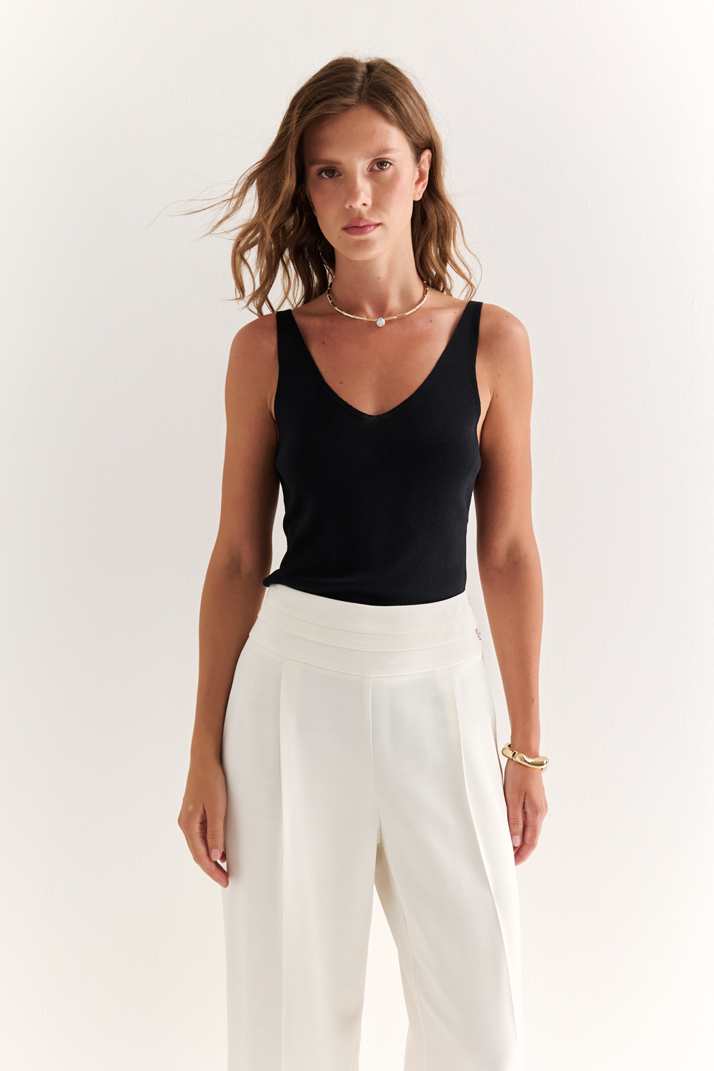 Брюки с боковой застёжкой: чистая линия и безупречная посадка
Эти брюки — воплощение утончённого минимализма. Высокая посадка подчёркивает талию, а скрытая боковая застёжка на молнию и пуговицы сохраняет идеальную гладкость передней линии, визуально вытягивая силуэт.
Прямой крой и плотная, хорошо держащая форму ткань создают стройный и элегантный образ. Широкий пояс анатомической формы обеспечивает комфортную посадку и подчёркивает женственность.
Идеальны в комплекте с жакетом или шелковой блузой, а также легко адаптируются под повседневный образ с базовой рубашкой или топом.
Брюки, которые подчеркивают вкус без лишних слов.