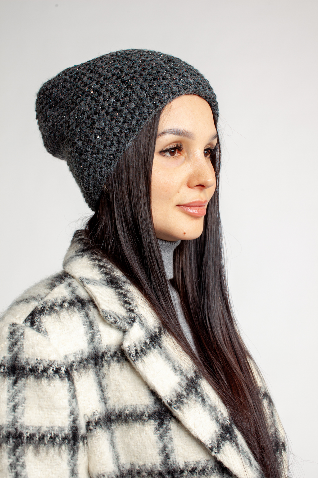 Шапка женская с люрексом. Теплый и стильный головной убор, выполненный из пряжи альпаки, с добавлением шерсти и акрила. Шапка является совершенным аксессуаром для утепления в осенний и зимний сезон.