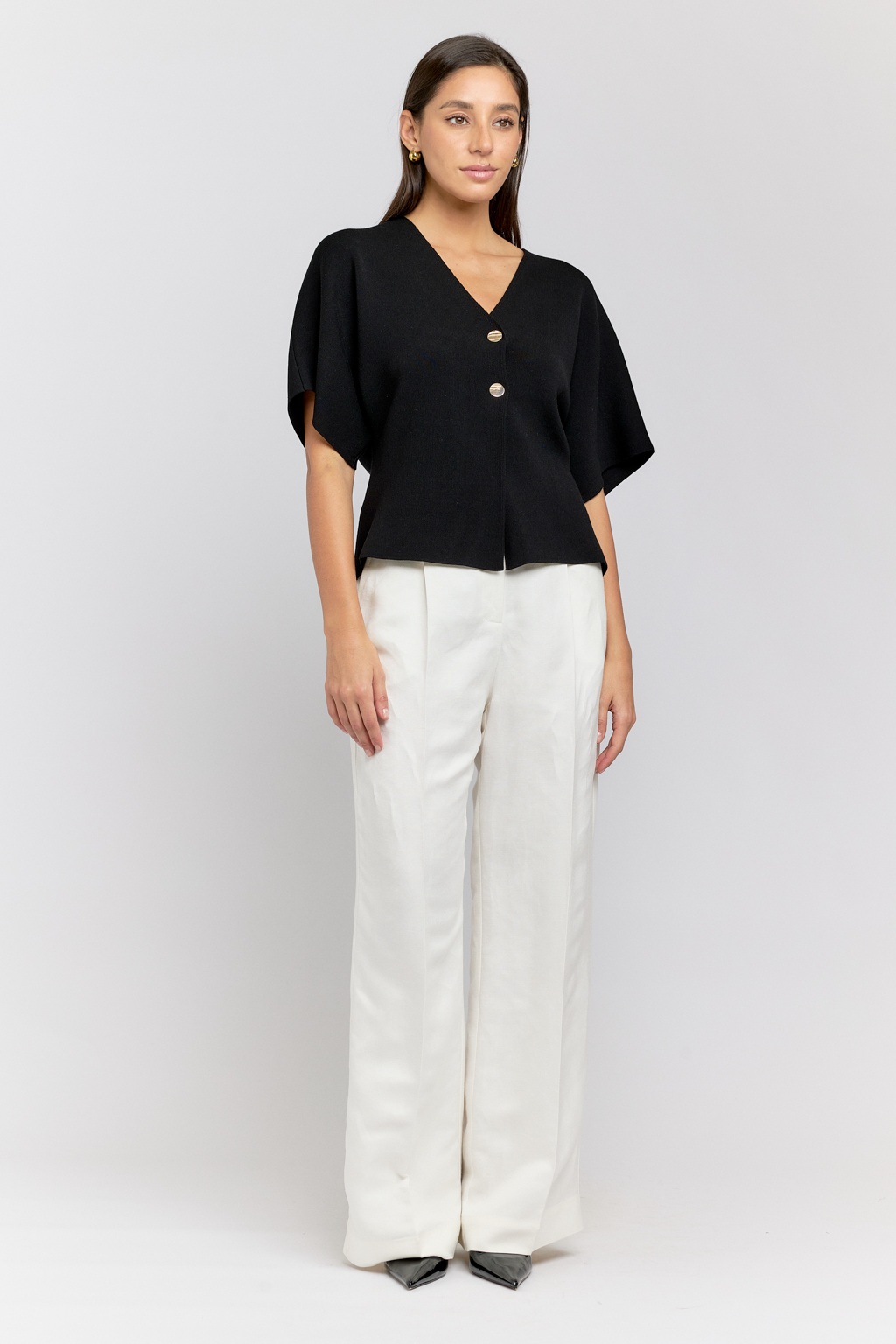 Кардиган свободного кроя с цельнокроенным рукавом на 2 пуговицах.