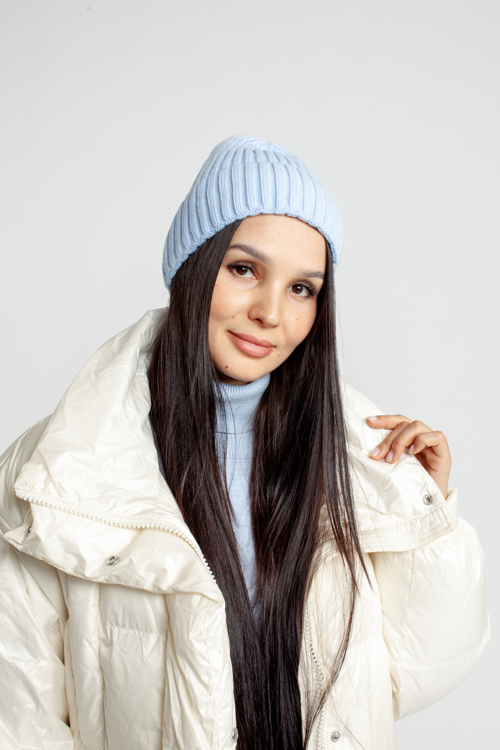 Шапка женская с отворотом. Является совершенным аксессуаром для утепления в осенний и зимний сезон.