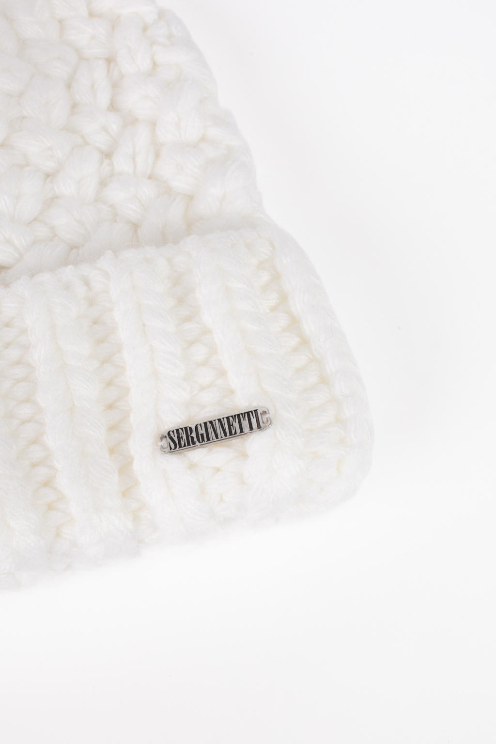 Шапка женская крупной вязки с отворотом. Является совершенным аксессуаром для утепления в осенний и зимний сезон, на флисе.