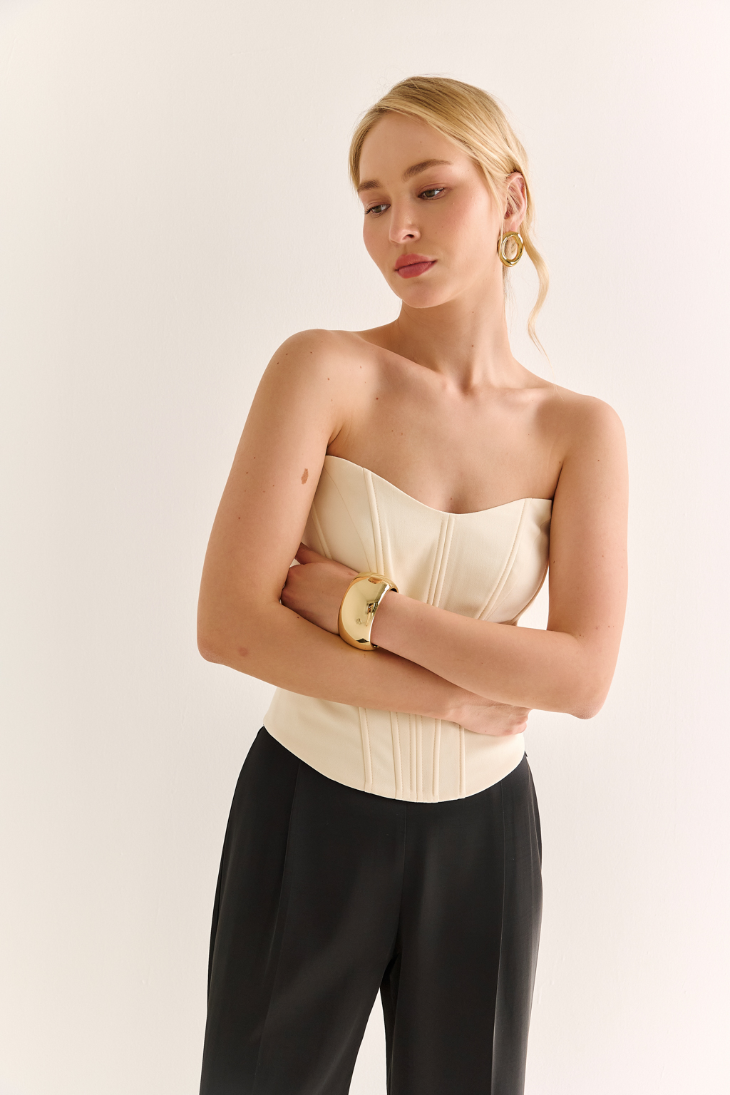 Корсет: точность формы и сила силуэта

Этот корсет создан для того, чтобы подчёркивать фигуру и собирать образ в единое целое. Анатомический крой, выточки и жёсткая конструкция формируют чёткий силуэт «песочные часы», акцентируя талию и зону декольте. Гладкая спинка и идеальная посадка делают модель комфортной и уверенной в носке.

Носите как самостоятельный элемент с брюками или юбкой, или в паре с жакетом — для яркого, структурного образа.

Минимум ткани — максимум характера.