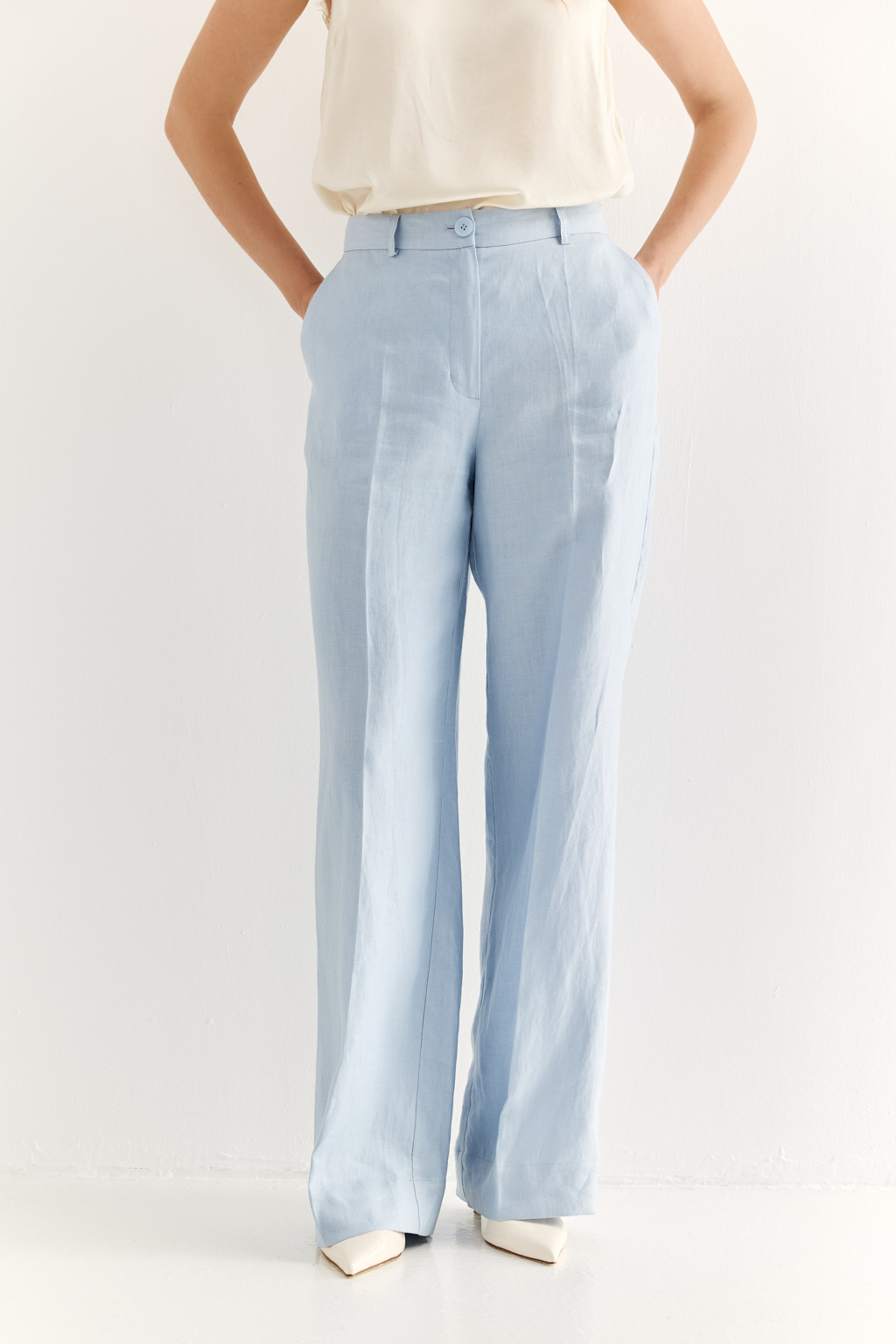 Эти брюки прямого силуэта созданы для абсолютного комфорта и расслабленной элегантности. Выполненные из ткани премиум-класса в нежном акватически голубом оттенке, они дарят невероятное ощущение мягкости и комфорта. Состав: стопроцентный льняной твил с эффектом air wash. В дизайне этих брюк нашли отражение элементы мужского кроя: застёжка-гульфик, пояс со шлевками и удобные карманы. Широкая подгибка позволяет регулировать длину брюк посредством отворота-манжета, создавая элегантный акцент по низу. Брюки идеально дополнят городской look с льняным жакетом и трикотажем.