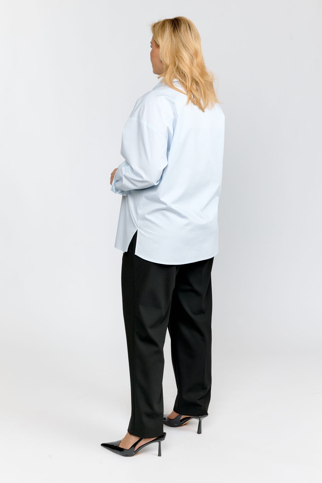 Рубашка оверсайз силуэта с застроченными складками по полочке.