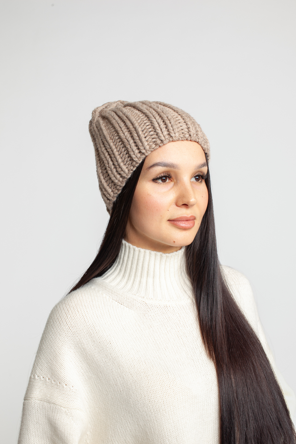 Шапка женская без отворота. Теплый и стильный головной убор для утепления в осенний и зимний сезон.