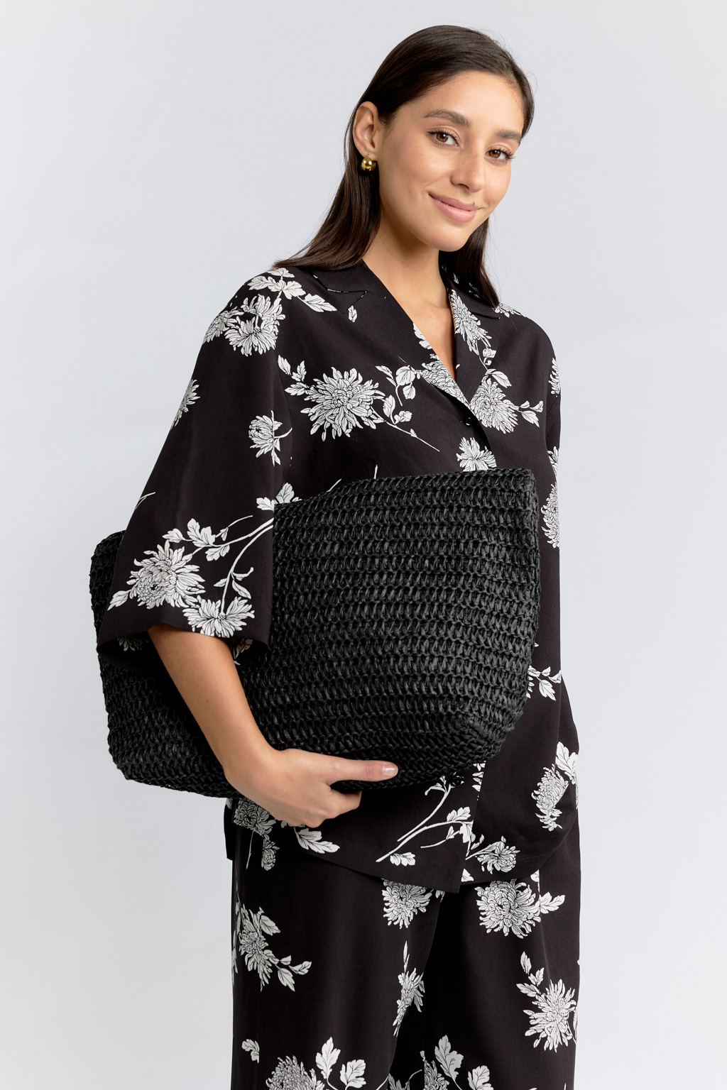 Функциональная и стильная сумка из целлюлозы непременно станет отличным дополнением к вашему летнему образу. Вместительная пляжная сумка идеально подойдет для прогулок по городу и отдыха на пляже. Благодаря большому размеру сумки можно удобно разместить все необходимые вещи. Плетеная соломенная текстура и натуральный материал черного цвета придаст образу летнее настроение. Сумка закрывается на прочную магнитную кнопку. Размеры 35*15*28 см