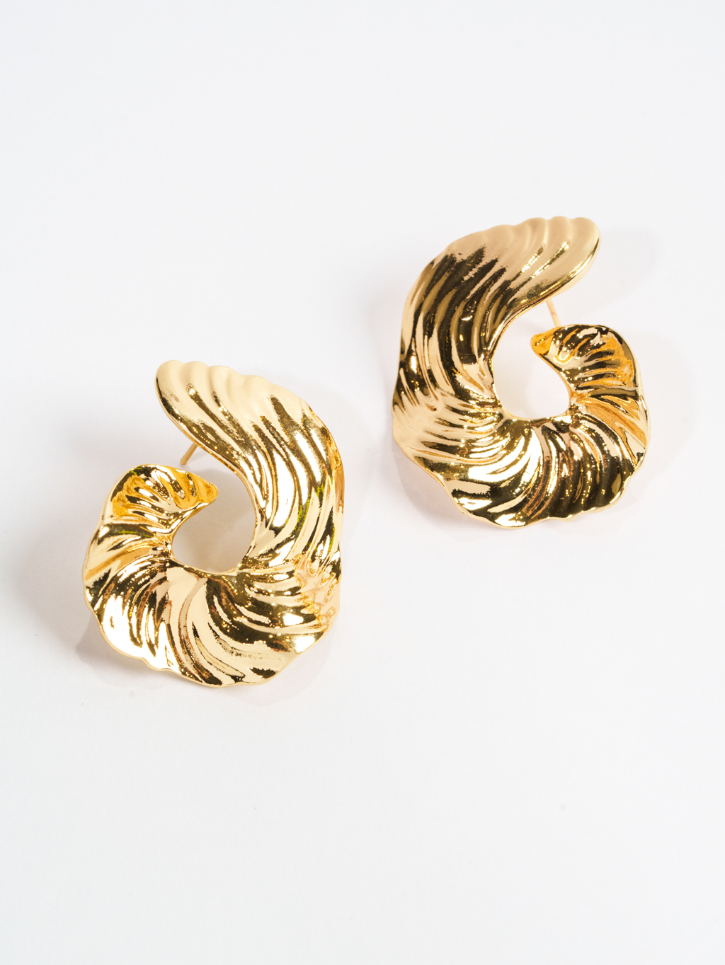 Дизайнерские серьги выполнены из гипоаллергенного металла золотого цвета.Тип замка - гвоздик.