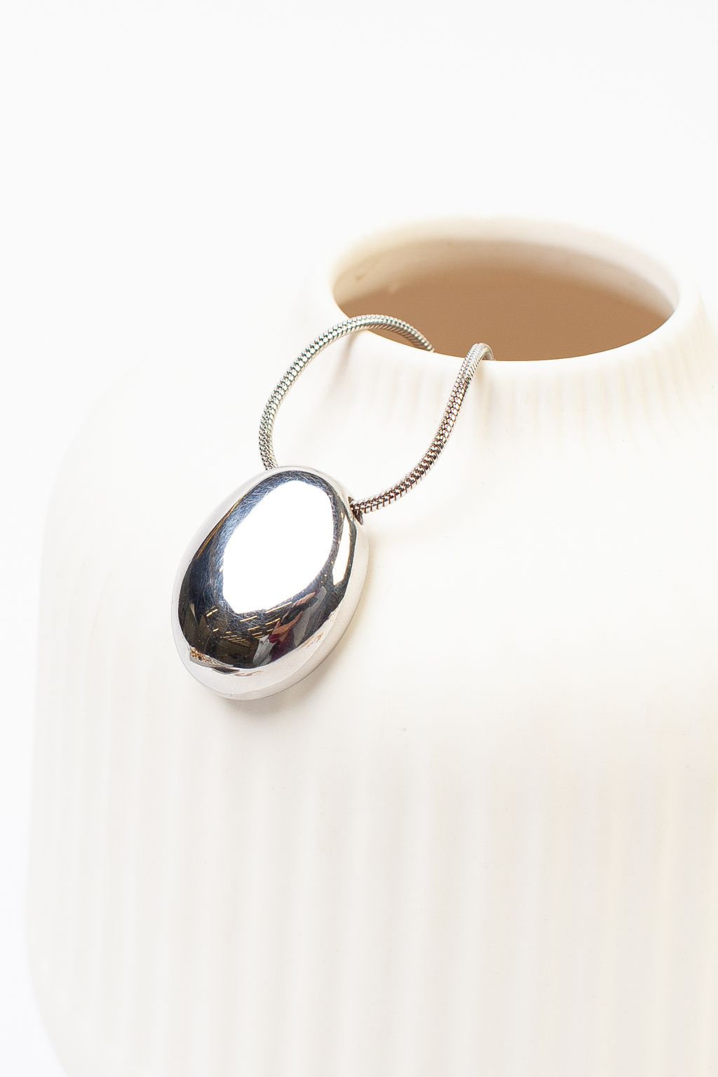 Подвеска на шнурке с кулоном из титановой стали. Стильный дизайн украсит любой образ. Длина регулируется.