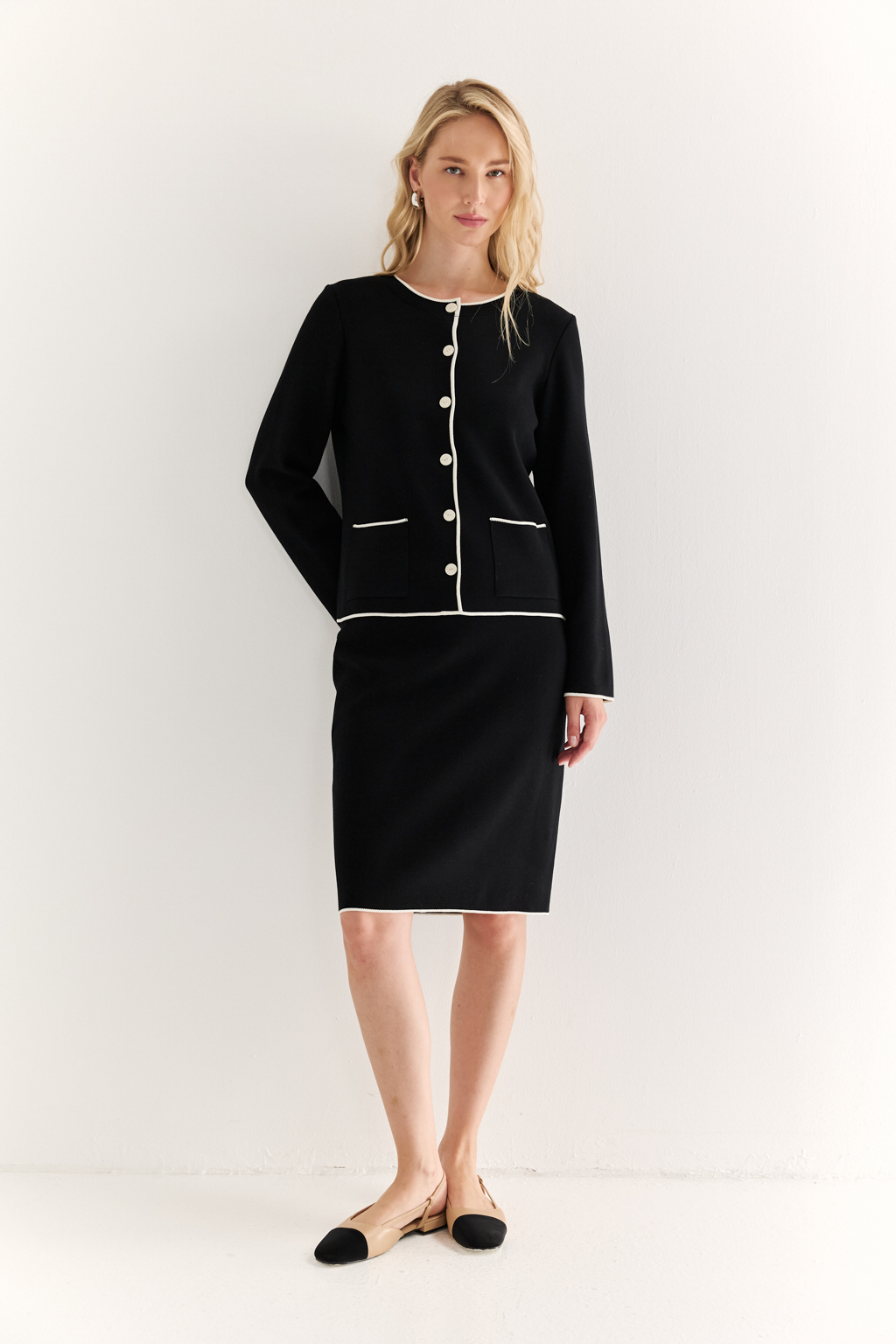 Жакет прямого силуэта длиной выше бедер с контрастной отделкой и застежкой на пуговицы. Рукав полной длины.