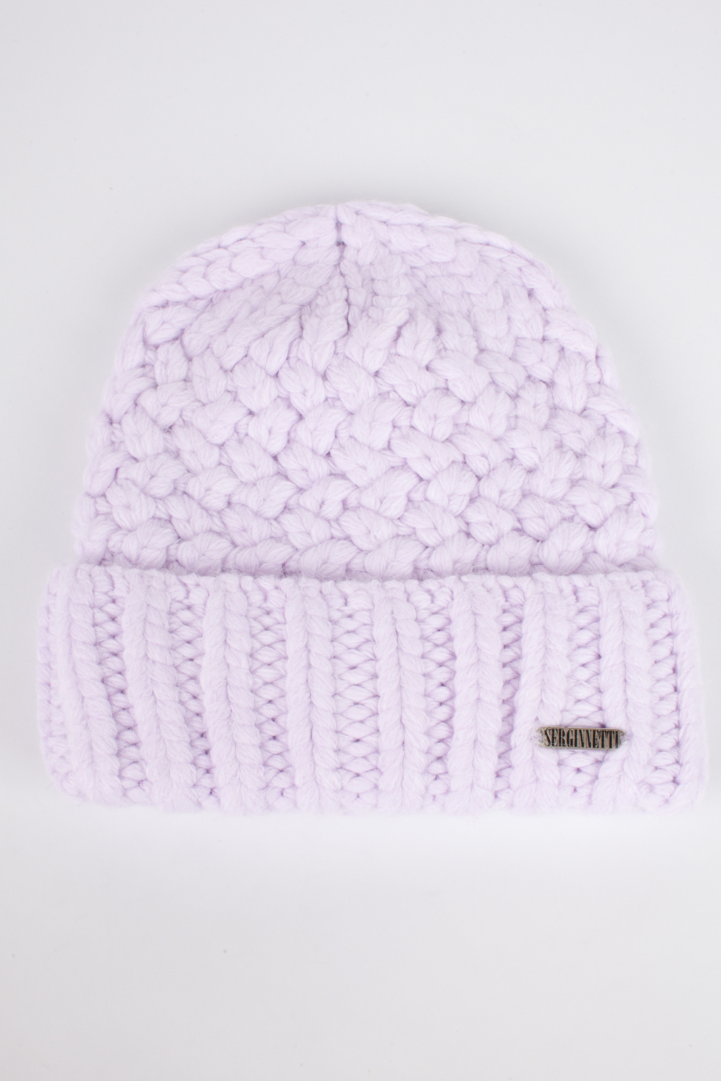 Шапка женская крупной вязки с отворотом. Является совершенным аксессуаром для утепления в осенний и зимний сезон.