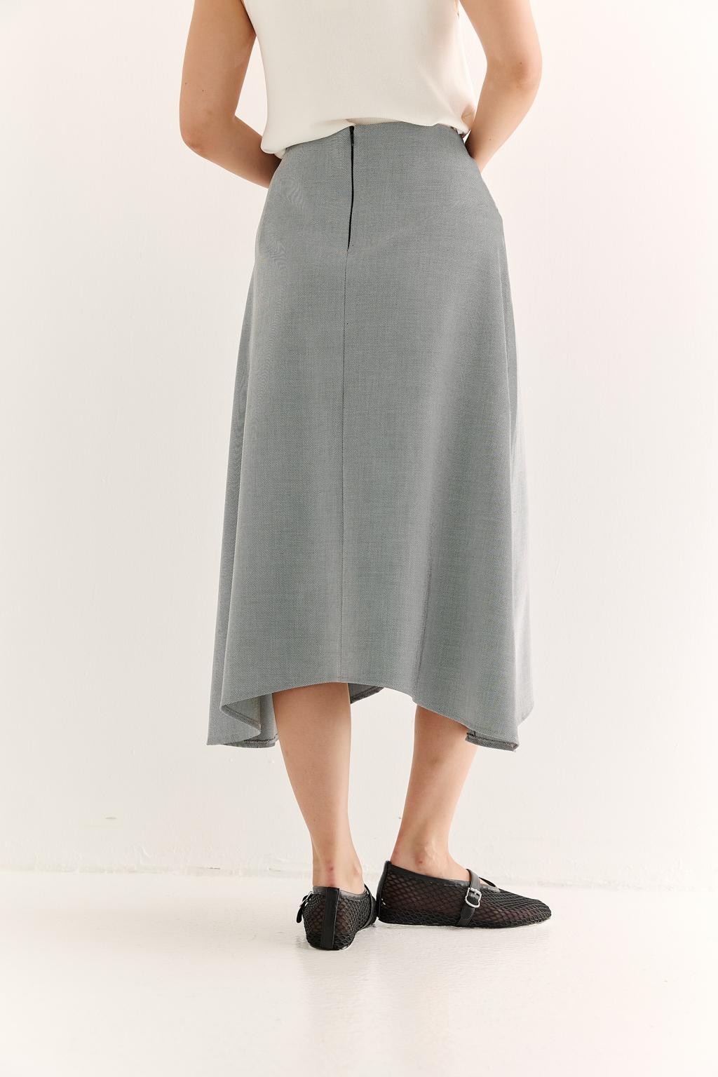 Асимметричная юбка расклешенного силуэта: движение в каждой линии
Юбка с асимметричным фигурным низом — воплощение лёгкости и динамики. Благодаря расширенному силуэту и ассиметричному низу, она красиво струится при ходьбе, создавая эффект «парящего» движения. Фигурный крой добавляет объёма и игривости, а лаконичный верх позволяет легко интегрировать её в разные образы.
Эта модель прекрасно сочетается как с базовыми топами и жакетами, так и с более романтичными блузами. Актуальна в офисном гардеробе и на вечернем мероприятии.
Юбка, которая говорит за вас — мягко, уверенно, выразительно.