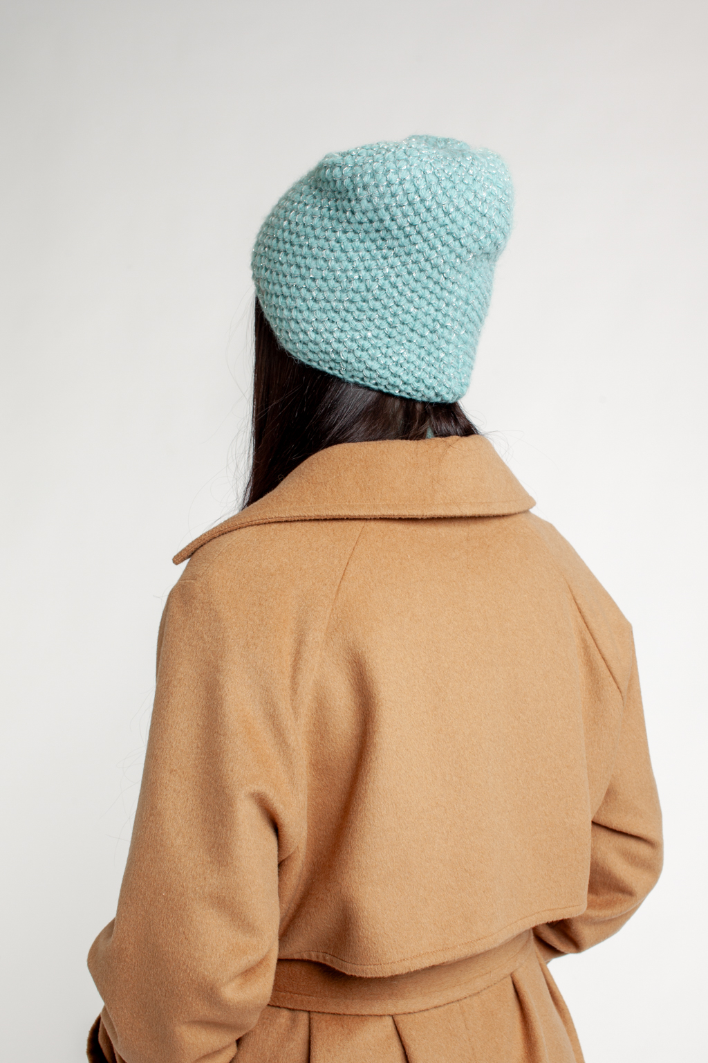 Шапка женская с люрексом. Теплый и стильный головной убор, выполненный из пряжи альпаки, с добавлением шерсти и акрила. Шапка является совершенным аксессуаром для утепления в осенний и зимний сезон.