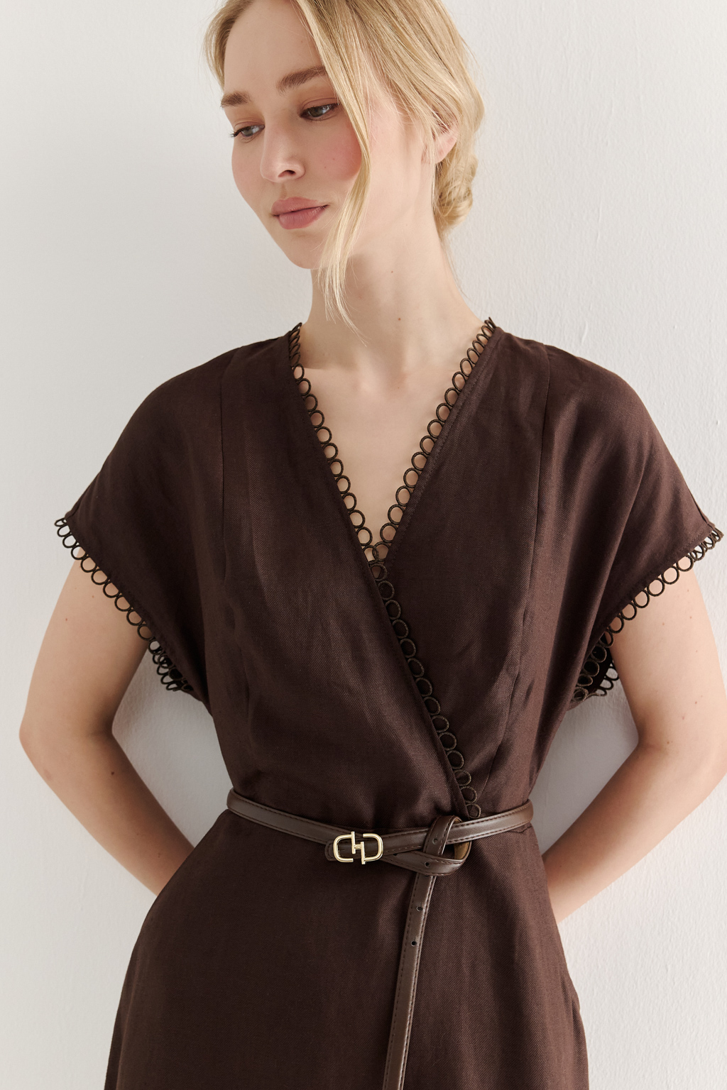 Ремень из экокожи темно-коричневого цвета. Длина ремня 1,1 м, ширина 1,4 см.