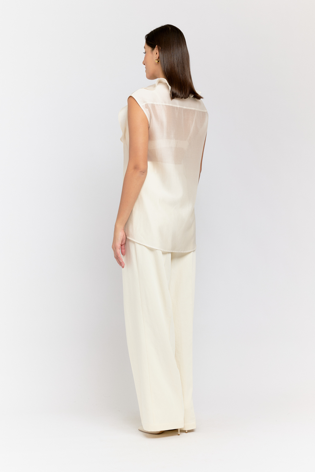 Блуза без рукавов с рюшей на полочке.