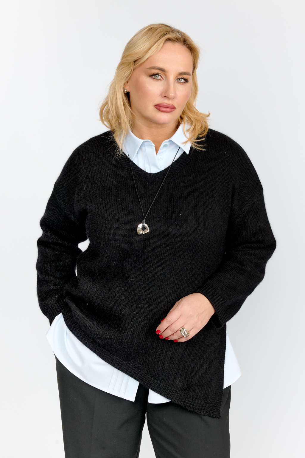 Рубашка оверсайз силуэта с застроченными складками по полочке.